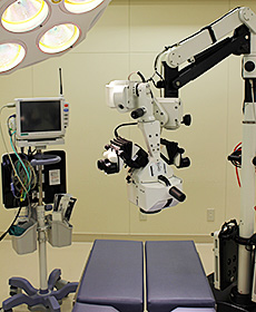 専用の手術用顕微鏡（ライカ）